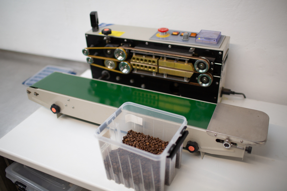 Fresh Roasted Coffee Beans Pack Machine in Vacuum Sealed Bag